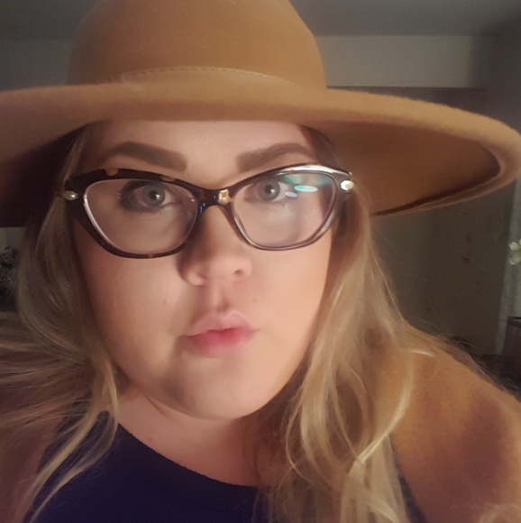 Meet your Posher, Alli - Picture 3 of 3